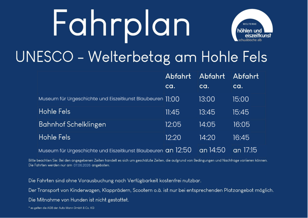 Fahrplan für den UNESCO-Welterbetag am Hohle Fels mit Abfahrtszeiten vom Museum für Urgeschichte und Eiszeitkunst Blaubeuren, Hohle Fels und Bahnhof Schelklingen auf blauem Hintergrund